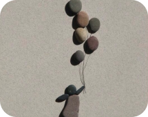 Фото девочка с шариками из камней