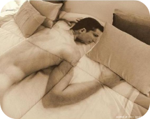Мужчина на одеяле и подушке